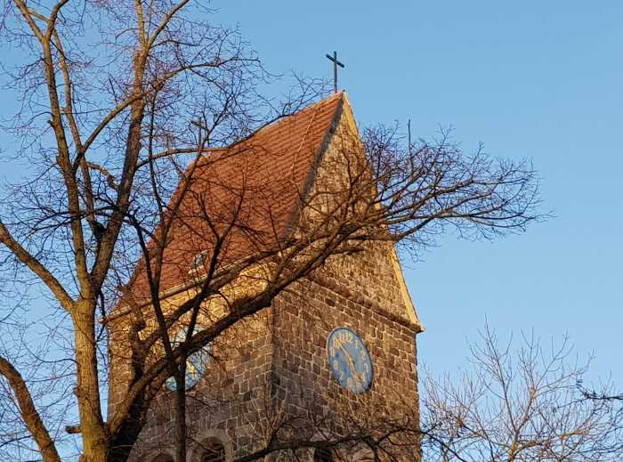 dorfkirche neue Kreuze ohne Geruest 2